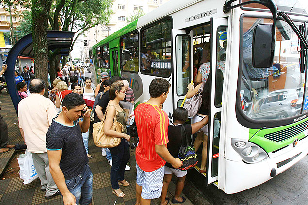 passageiros-embarcam-em-onibus-no-ponto-localizado-na-praca-das-bandei